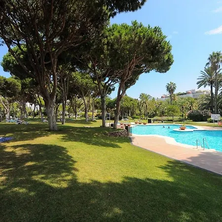 Beachside Luxury In Puerto Banus - Club Playas Del Duque