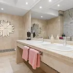 Beachside Luxury In Puerto Banus - Club Playas Del Duque * Marbella