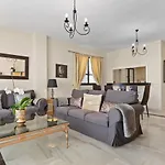 Beachside Luxury In Puerto Banus - Club Playas Del Duque