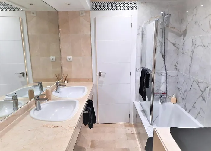 Beachside Luxury In Puerto Banus - Club Playas Del Duque