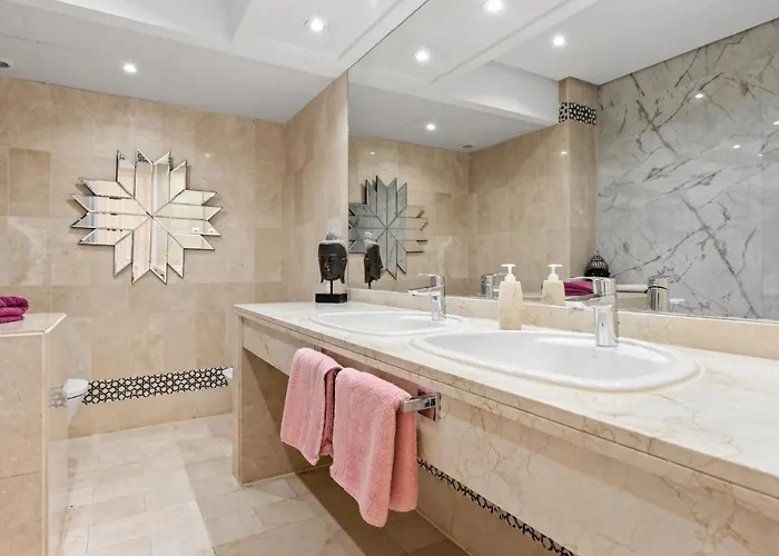 Beachside Luxury In Puerto Banus - Club Playas Del Duque * Marbella