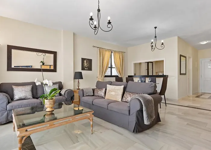 Beachside Luxury In Puerto Banus - Club Playas Del Duque