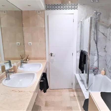 Beachside Luxury In Puerto Banus - Club Playas Del Duque